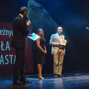 Maciej Szulwach odbierający nagrodę w kategorii "Odskocznia Trójmiasta"